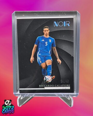 Riccardo Calafiori /49<br>
2025 Panini Noir<br>
Italy